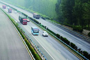 近日,记者在连霍高速公路洛阳至三门峡(豫陕界)段改扩建工程新安段