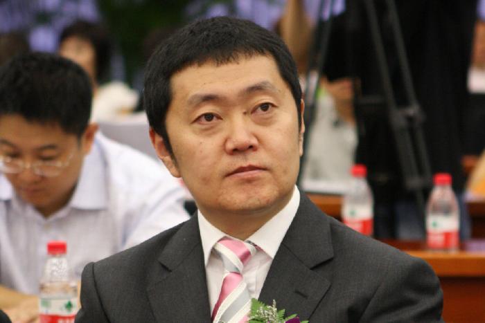 左晖,现担任链家控股董事长,中国房地产估价师与房地产经纪人学会副