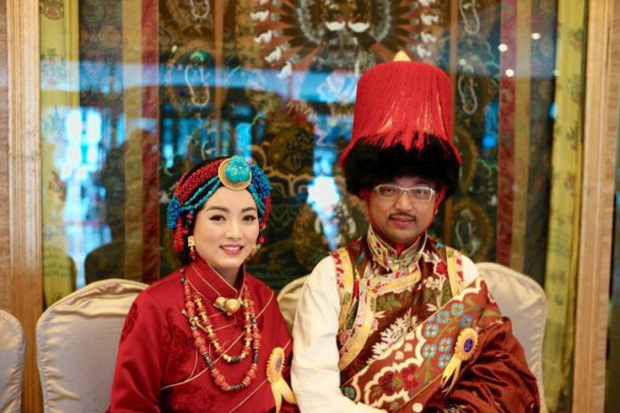 新郎:康巴卫视《向巴聊天》主持人制片人---向巴多吉  新娘:仁真志玛