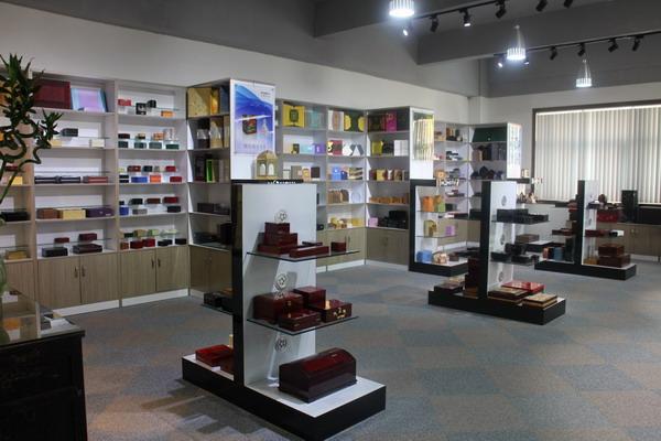 "鸿艺礼品包装厂" 主要致力於各种包装及展示产品的开发,设计