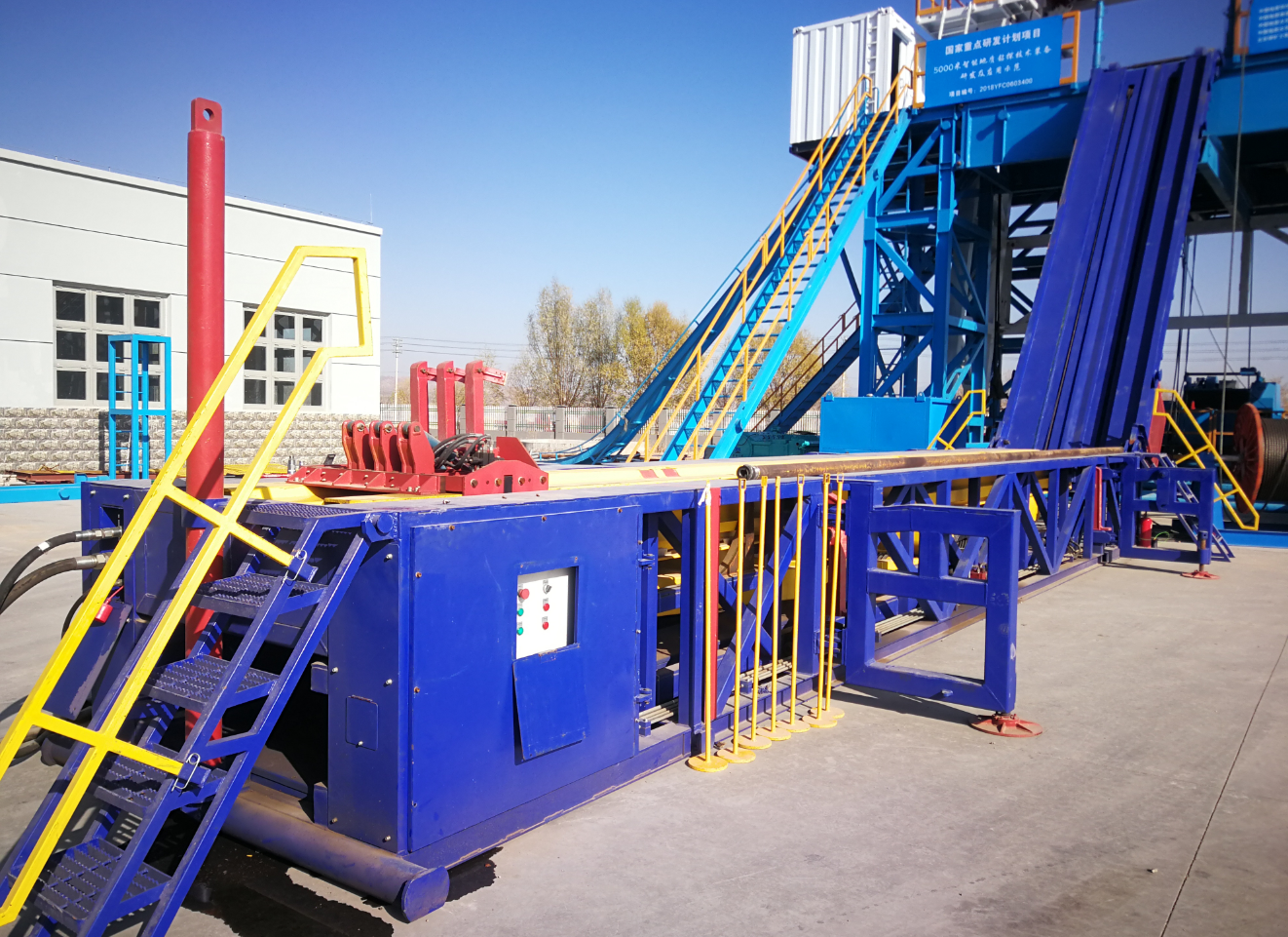 陆地石油钻机使用动力猫道机,具有遥控器和司钻房远程控制操作两种